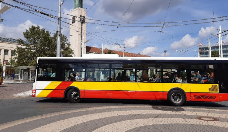 Dopravní podnik v Hradci odkládá investice, kvůli koronaviru mu v MHD ubyli cestující