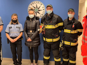 VIDEO: Na Blanensku zkolaboval muž, život mu společně zachránili policisté, hasiči, záchranáři a jeho žena