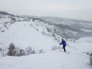 VIDEO: Brno nepotřebuje sjezdovku. Nadšenec do skialpinismu sjel brněnský lom Hády