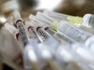 Česko má objednanou vakcínu pro téměř sedm milionů obyvatel. Očkování bude dobrovolné a zdarma