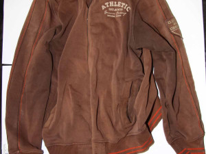 Nerad to dělám, ale musím, omlouval se lupič při přepadení obchodu