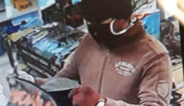 Nerad to dělám, ale musím, omlouval se lupič při přepadení obchodu