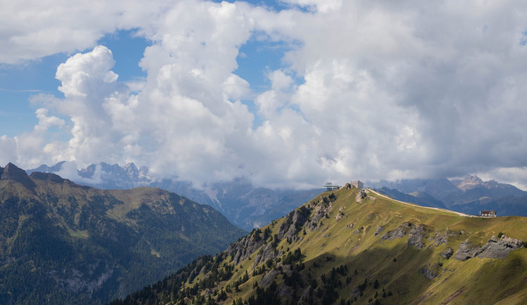 POČASÍ NA STŘEDU: Přes den obloha pod mrakem, k večeru zaprší