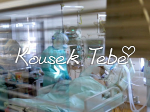 VIDEO: Kousek Tebe. Nová píseň děkuje zdravotníkům, pečovatelům nebo šičkám roušek