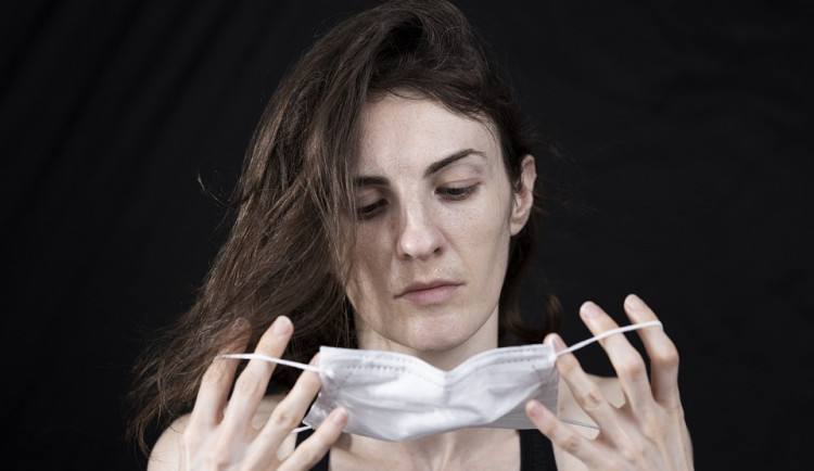 V zahraničí propagují očkování. V Česku učí ministr, jak správě nosit roušku