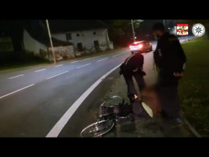 VIDEO: Opilý cyklista kličkoval a padal z kola, zvednout ho museli policisté