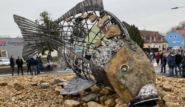 FOTO: V Pohořelicích odhalili pětimetrovou sochu kapra