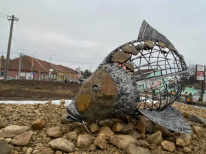 FOTO: V Pohořelicích odhalili pětimetrovou sochu kapra