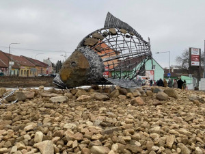 FOTO: V Pohořelicích odhalili pětimetrovou sochu kapra