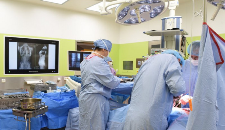 Operace dětské skoliózy byla poprvé v historii provedena v Brně