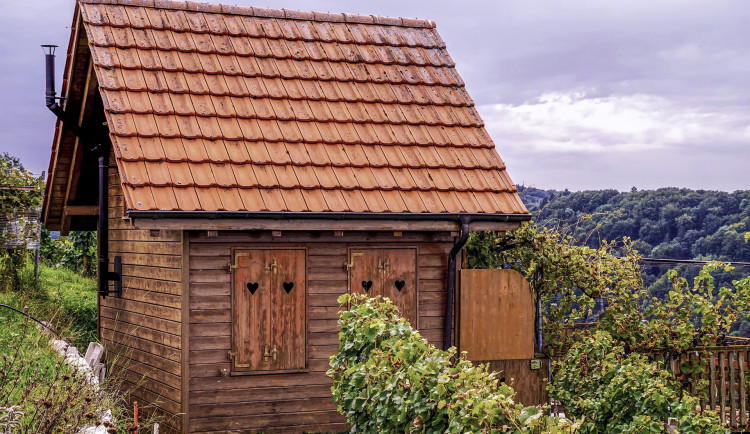Zloděj vykradl chatu a utekl, ve druhé se opil a usnul