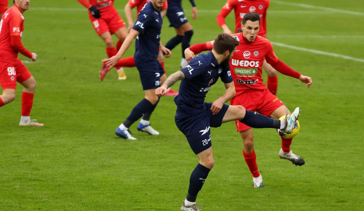 Zbrojovka díky parádnímu obratu v závěru porazila Slovácko a slaví první domácí výhru