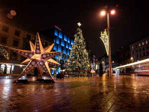 Z adventních trhů se letos vytratil ruch a tlačenice. Zůstal jen klid a vánoční atmosféra
