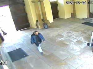 VIDEO: Zloděj okradl novomanžele přímo na radnici v Brně. Pátrají po něm policisté