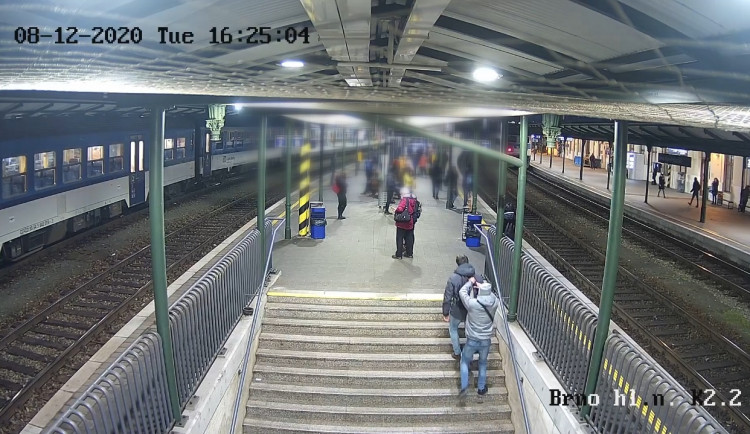 VIDEO: Dvojice kapsářů, která řádila okolo hlavního nádraží je pod zámkem. Policie varuje před podobnými útoky