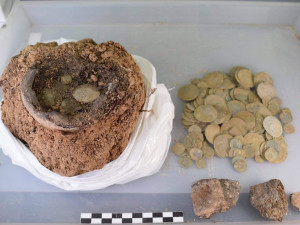 Při procházce v lese našla žena z Brněnska stříbrný poklad z 15. století