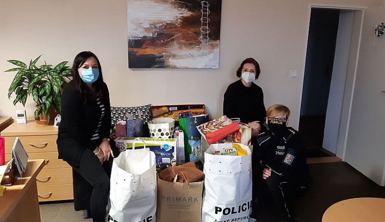 Policisté přivezli dárky dětem na onkologii a do dětského domova
