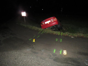 Řidič vyletěl ze silnice a od auta utekl, policie pátrá po svědcích