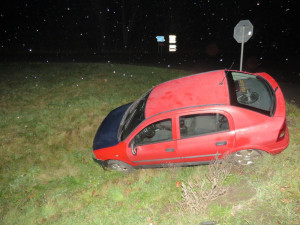 Řidič vyletěl ze silnice a od auta utekl, policie pátrá po svědcích