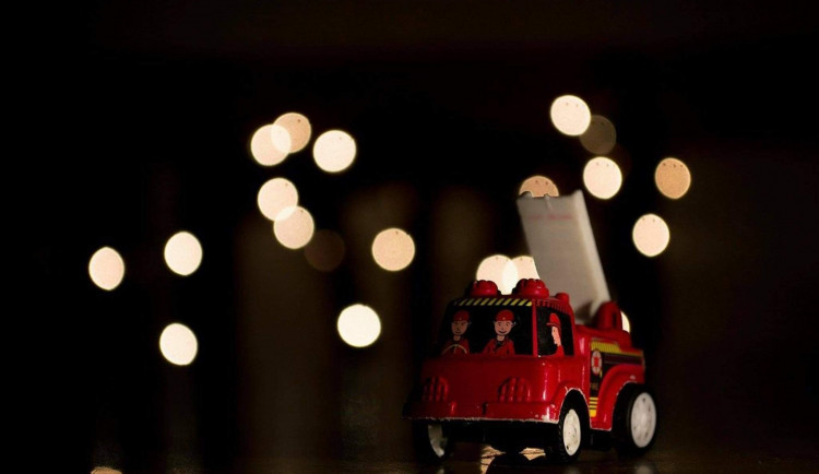 Hasiči připomínají bezpečnost přes svátky, nebezpečné mohou být prskavky, svíčky i štědrovečerní večeře
