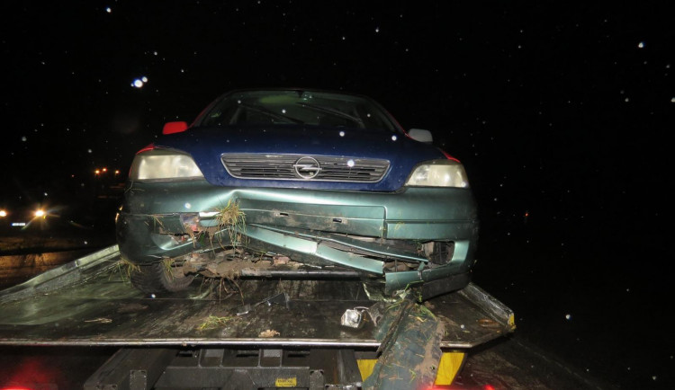 Řidič nechal auto po havárii na místě