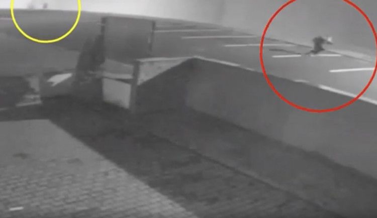 Svědci si zapsali zlodějovu registračni značku auta