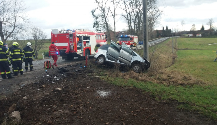 FOTO: U Lupenice došlo ke smrtelné nehodě. Nehoda u Třebechovic si vyžádala čtyři zraněné včetně dvou dětí