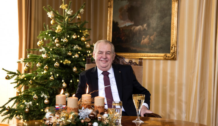 Prezident vyzval ve vánočním poselství občany, aby se očkovali. Zároveň pochválil Prymulu a vládu, kritizoval opozici a novináře