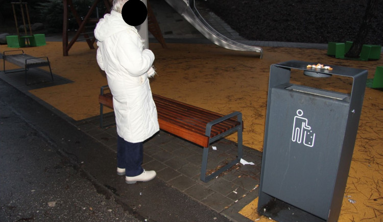 Devadesátiletou stařenku brutálně napadl lupič