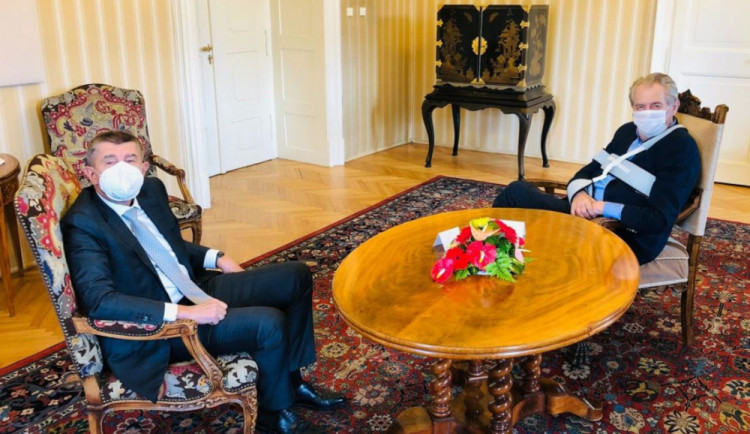 Novoroční oběd v Lánech prezidenta s premiérem se uskuteční. Po vlně kritiky se sejdou pouze Zeman a Babiš