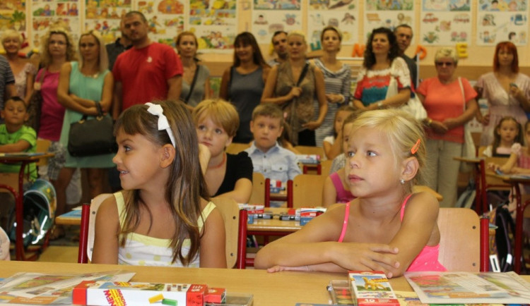 Devatenáct škol bude vzdělávat i nadále děti zdravotníků, hasičů a policistů