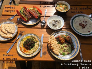 Měli bychom žít americký sen, místo toho se snažíme probudit z české noční můry, říká majitel oceňované Panelky v Lulči