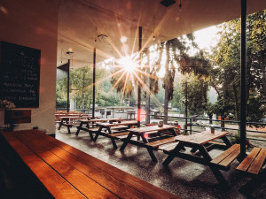 Měli bychom žít americký sen, místo toho se snažíme probudit z české noční můry, říká majitel oceňované Panelky v Lulči