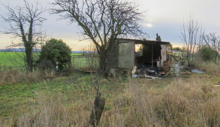 Požár chatky způsobil smrt člověka