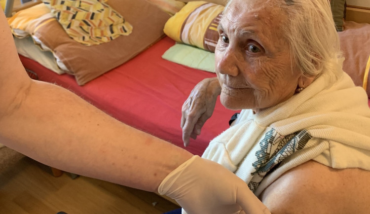 V Brně dnes začalo očkování v domově pro seniory