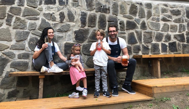 Měli bychom žít americký sen, místo toho se snažíme probudit z české noční můry, říká majitel oceňované Panelky v Lulči