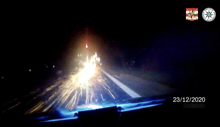 Ujížděl před policisty