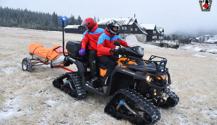 Muž na bobu vyletěl ze sjezdovky. Musel pro něj vrtulník. Podobných případů přibývá