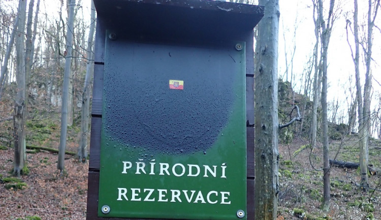 Hloupý rádoby patriot opět řádil v Moravském krasu. Po letech opět přelepuje cedule moravskou orlicí