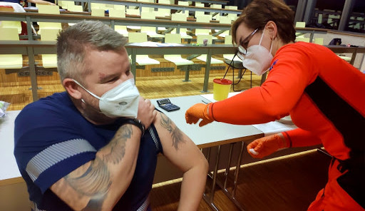 Zdravotníci dostávají vakcínu