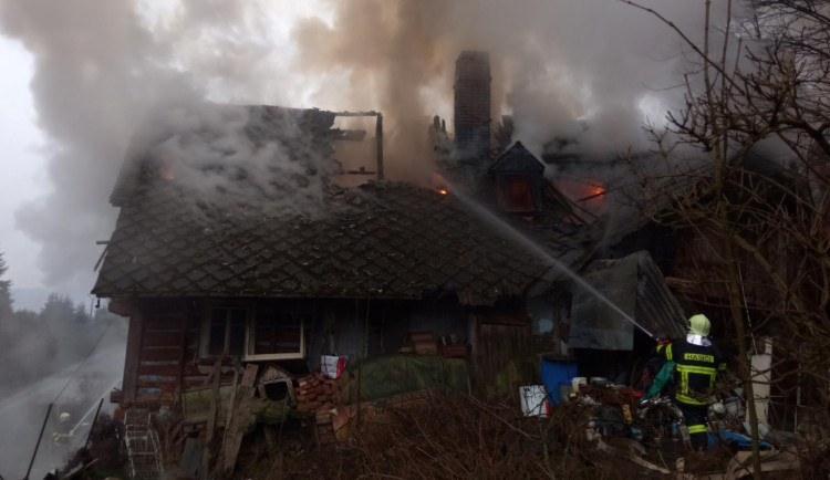 Požár ve Víchové způsobil půlmilionovou škodu. Příčina je v šetření