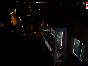 VIDEO: Nešťastný muž chtěl v Bohunicích ukončit svůj život skokem ze sedmého patra, život mu zachránila zásahová jednotka