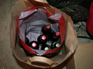 Zloděj našel skrýš na klíče a vloupal se do rodinného domu. Pozorným majitelům ale neutekl