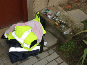 Zloděj našel skrýš na klíče a vloupal se do rodinného domu. Pozorným majitelům ale neutekl