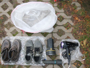 Zloděj našel skrýš na klíče a vloupal se do rodinného domu. Pozorným majitelům ale neutekl