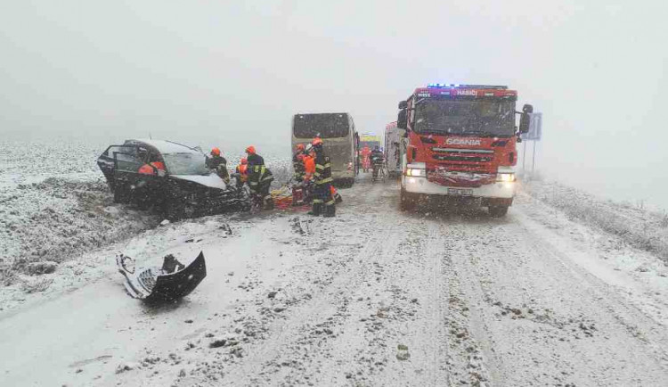 Sníh komplikuje dopravu na jihu Moravy. Na Brněnsku se srazil autobus s autem, jeden těžce zraněný