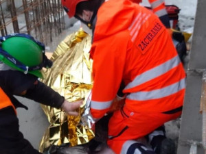 Zraněného dělníka po epileptickém záchvatu museli hasiči se zdravotníky dostat na zem jeřábem
