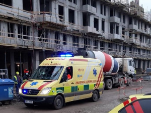 Zraněného dělníka po epileptickém záchvatu museli hasiči se zdravotníky dostat na zem jeřábem