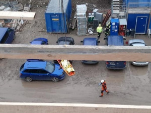 Zraněného dělníka po epileptickém záchvatu museli hasiči se zdravotníky dostat na zem jeřábem