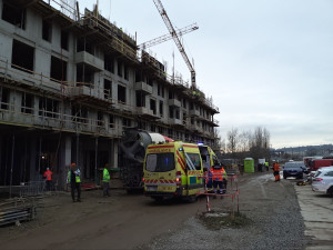 Zraněného dělníka po epileptickém záchvatu museli hasiči se zdravotníky dostat na zem jeřábem